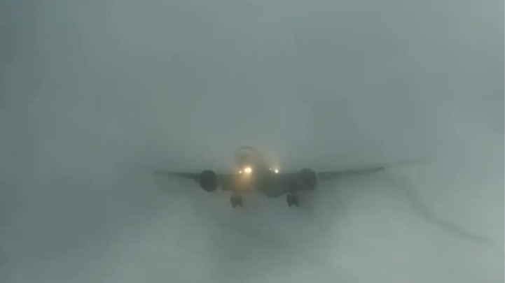 Máy bay có an toàn khi xuyên qua bão?